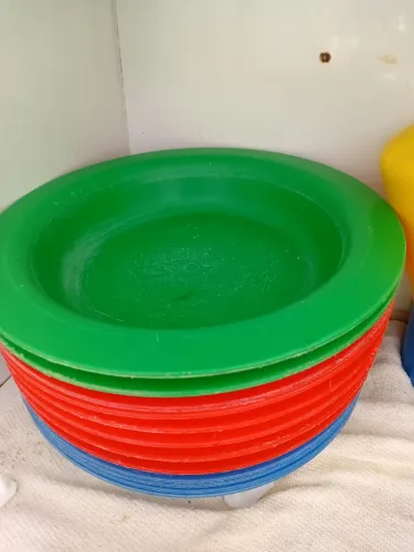 Pratos coloridos vibrantes e copos e jarras todos por 40 reais