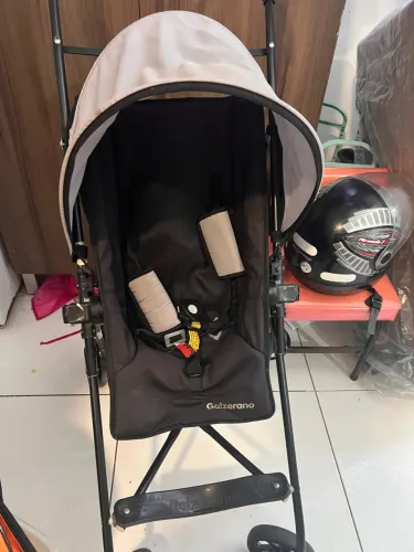 Carrinho de bebê guarda chuva