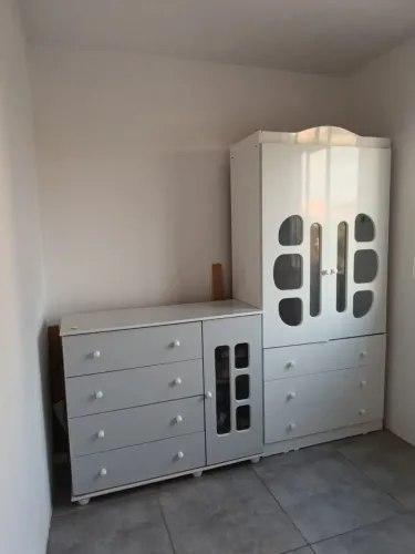 Guarda roupa e estante de bebê