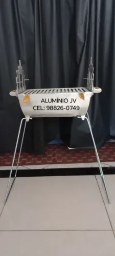CHURRASQUEIRA GRANDE DE ALUMÍNIO COM SUPORTE LATERAL PARA ESPETO 