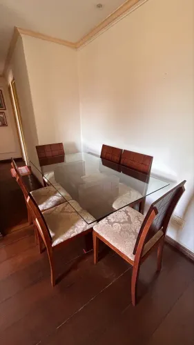 Mesa com 6 cadeiras