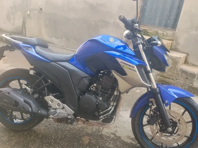 Fazer 250 top.