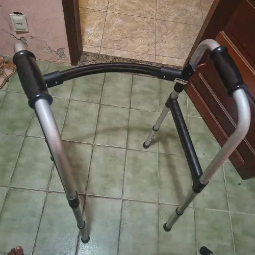 Andador dobrável e ajustável com facilidade para deslocamento preto semi usado por um mês
