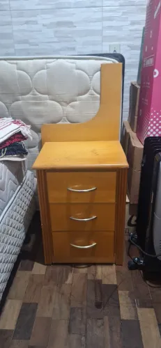 Criado Mudo / Mesa de Cabeceira (3 Gavetas)
