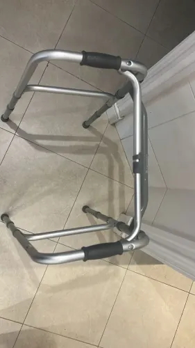 Andador de alumínio e dobrável 