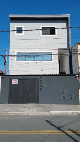 Alugo Casa Térrea com 1 Dormitório, Sala, Cozinha, 1 Banheiro, lavanderia e Vaga. 