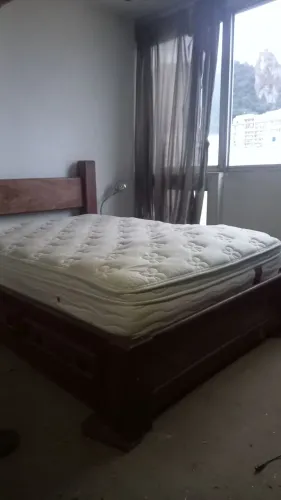 Cama casal de madeira maciça com colchão