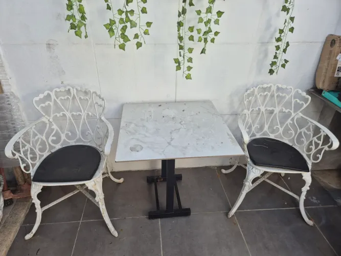 Conjunto de cadeira e mesa de jardim.