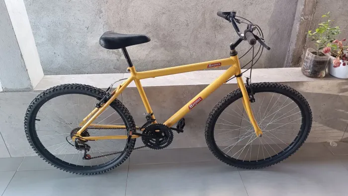 Bicicleta com 18 machas na cor amarelo 