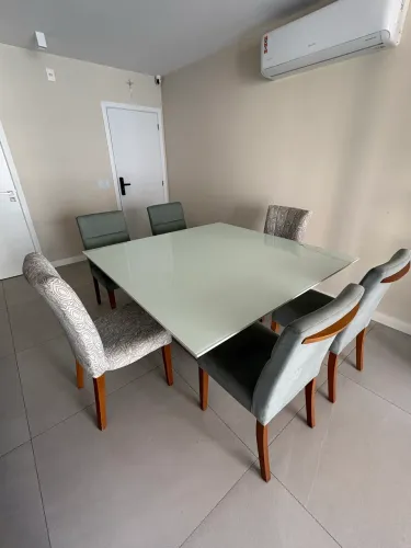 Mesa de Jantar Quadrada 1,50 x 1,50 m com tampo de vidro + 6 Cadeiras Estofada
