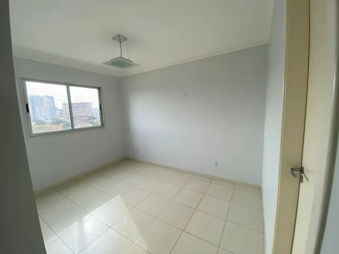 aluga apartamento com 02 quartos, armários, 01 caga de garagem.