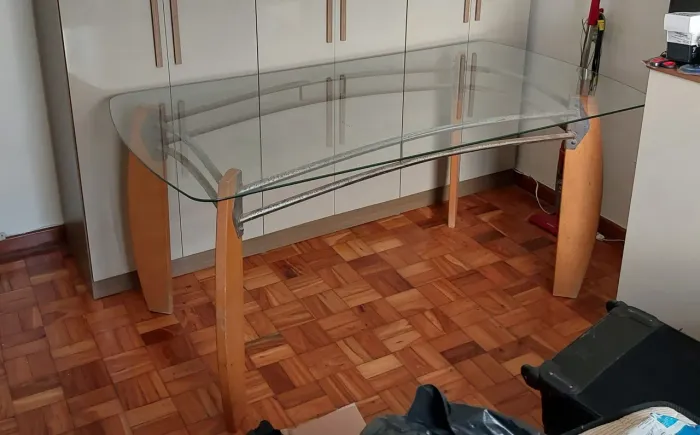 Vende -se uma mesa com tampo de vidro para seis cadeiras.