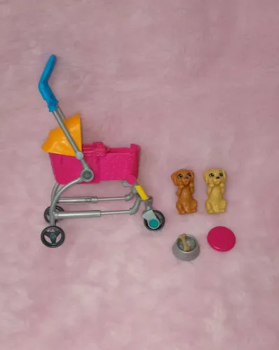 Lote de carrinho e cachorrinhos da Barbie.