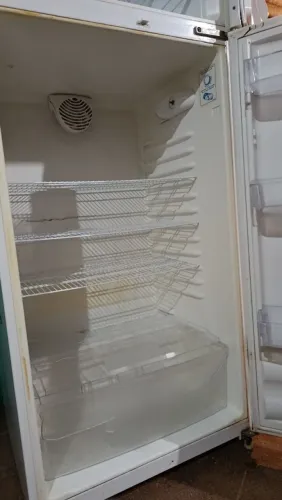 Vende se uma geladeira