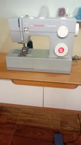Máquina de costura (nova) com mesa