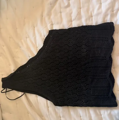 Top preto de crochê
