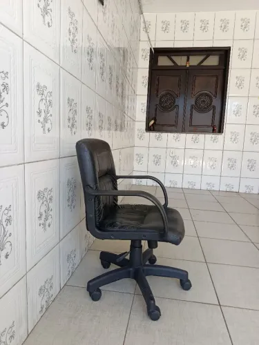Vende-se uma cadeira de escritório usada
