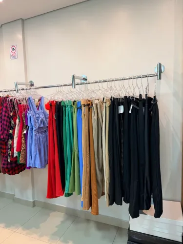Arara de roupa de parede