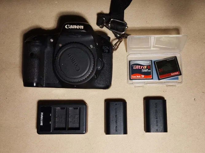 Vendo câmera Canon 7D com 2 bateria 1 carregador e 2 cartão de memória CF 