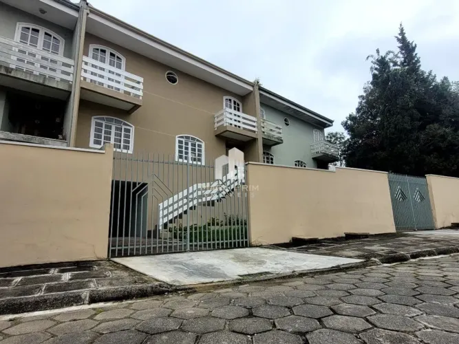 Sobrado com 04 dormitórios disponível para locação por R$3.800,00, 115m² - Tarumã - Curiti