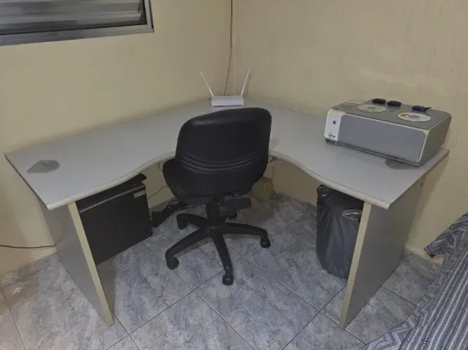 Mesa de Escritório Branca e Cadeira Preta 5 Rodas