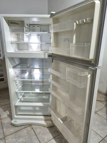 Geladeira DF80 Frost Free 