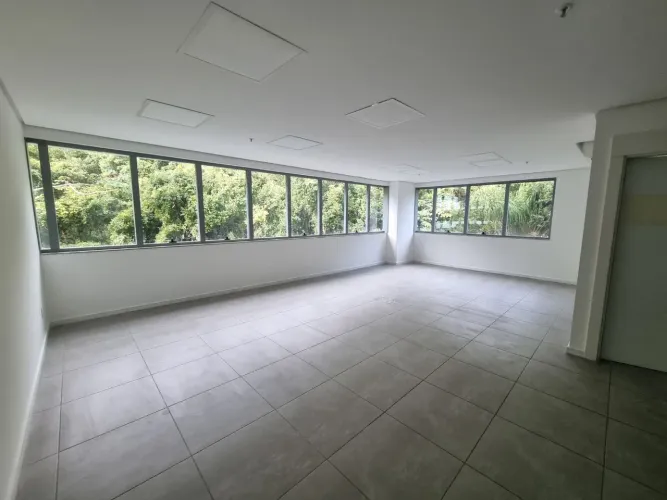 Sala com 92,77m² com vista para área verde pronta para uso no SC 401 Square Corporate