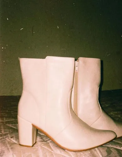 Botas brancas feminina usada apenas 1 vez