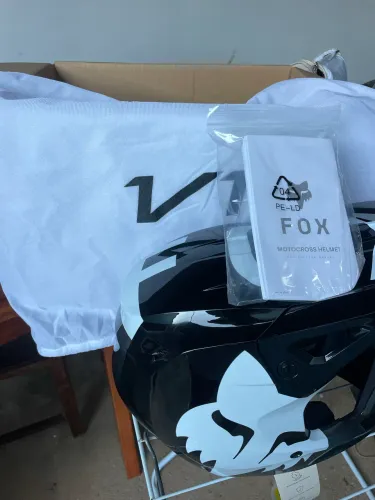 Capacete Fox V1 Preto Infantil, nunca usado