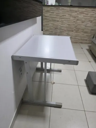 Mesa de escritório retangular cinza claro