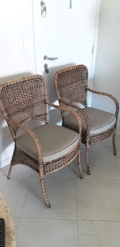02 poltronas em Rattan, estofadas na cor cinza em ótimo estado.