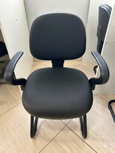 Cadeira fixa bem resistente