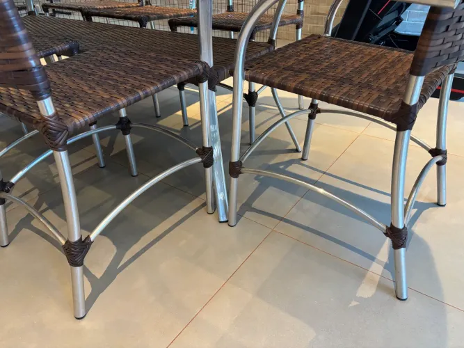 Mesa 8 lugares LINDA com cadeiras.