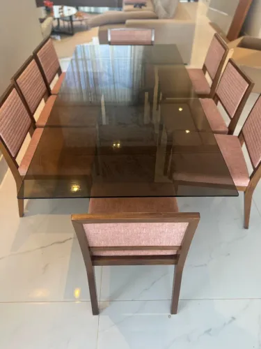 Mesa de Jantar 8 Lugares Prima Linea 2,10m - Tampo de Vidro + Cadeiras em Madeira e Linho