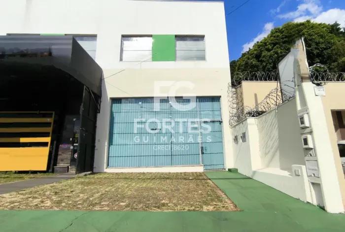 Salão/ Loja com 72m² em vão livre e pé direito alto, fachada com vitrine em blindex, espaç