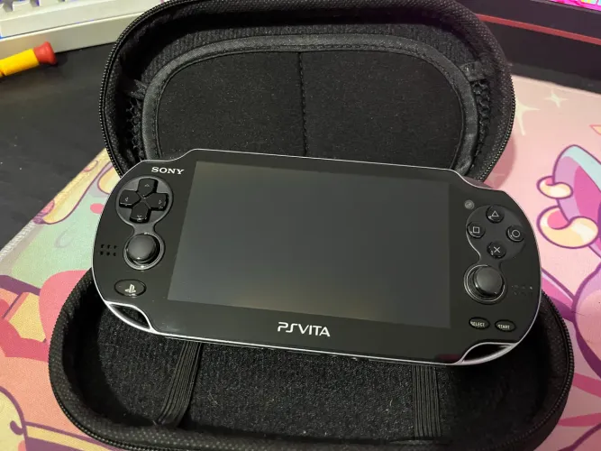 PS Vita Fat OLED Impecável / Pouco Uso - Original Travado + 2 Jogos e Acessórios