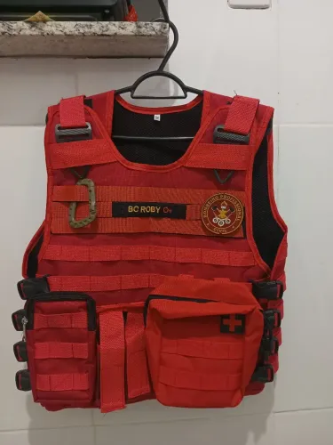 Colete modular vermelho, usado apenas uma vez