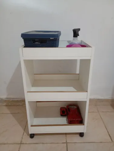 Estou vendendo uma mesa de manicure, uma luminária e máquinas.