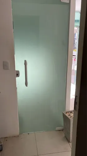 Porta de vidro em excelente estado com adesivo jateado