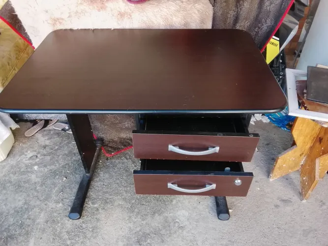 mesa de escritório, em bom estado 