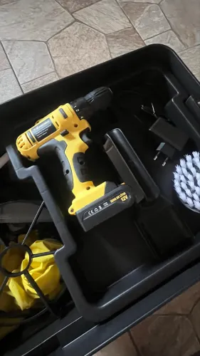 Parafusadeira a bateria black tools (muito nova) 