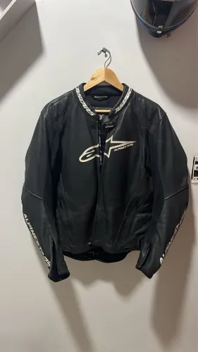 Esta é uma jaqueta de motocicleta em couro Alpinestars GP Pro na cor preta.