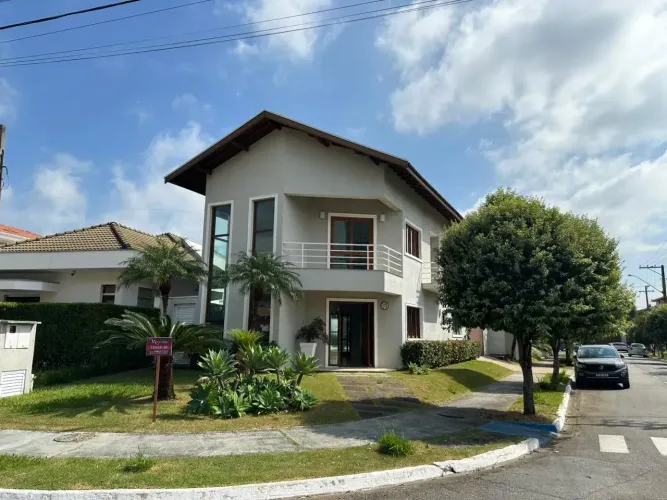Venda - Casa Condomínio Taubaté Village R3, com 3 suítes, piscina