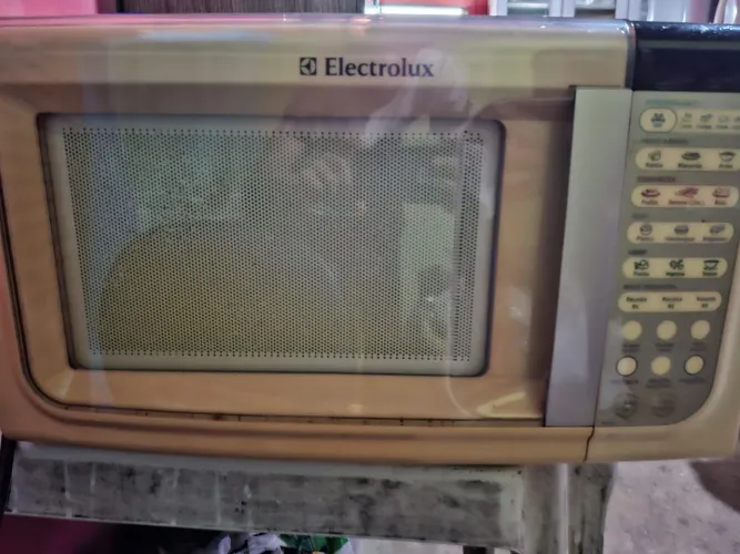 Micro-ondas Electrolux 23L ? Para conserto/retirada de peças