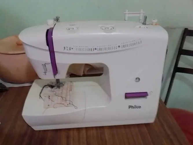 Maquina de costura philco zig-zag 32 pontos.