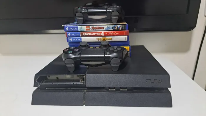 Ps4  500g + 2 controles + jogos físicos e digitais