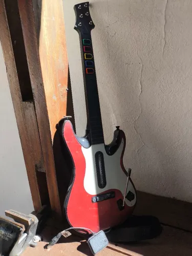 Vendo guitarra do guitar hero 5 completa