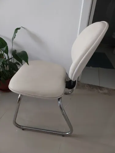 Cadeira de escritório fixa branca sem rodízio - 100,00