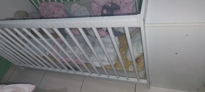 Berço Cômoda com Colchão D18 e kit berço menina incluso, 2 gavetas 3 regulagens altura