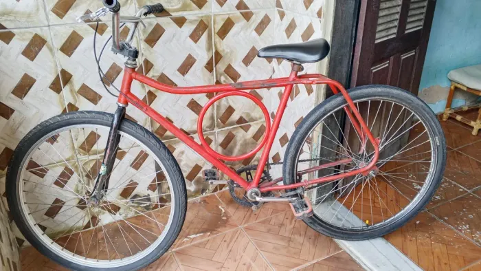 Bicicleta Monark com pneus novos contém uma solda no pé da sela fora isso tudo ok